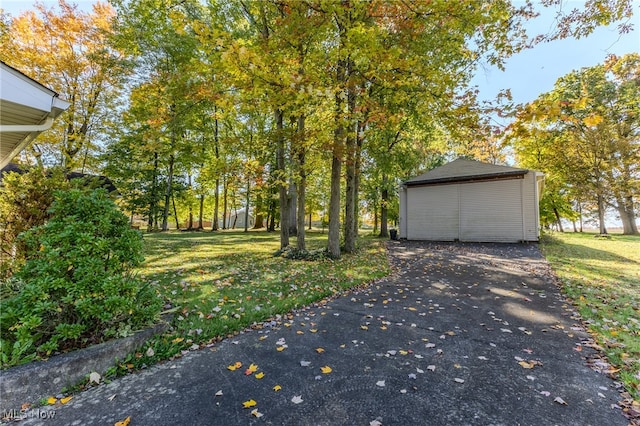 view of yard featuring an outdoor structure