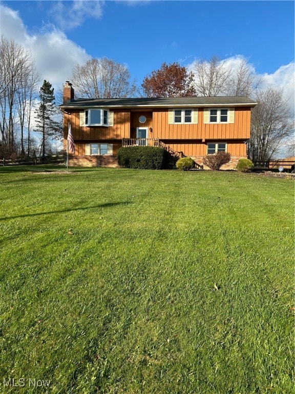 view of front of home featuring a front yard