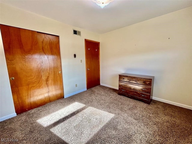 bedroom featuring carpet floors and a closet