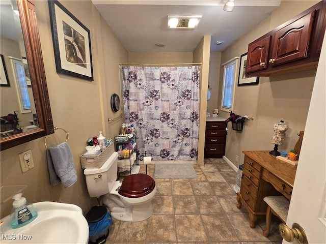 bathroom featuring a shower with curtain and toilet