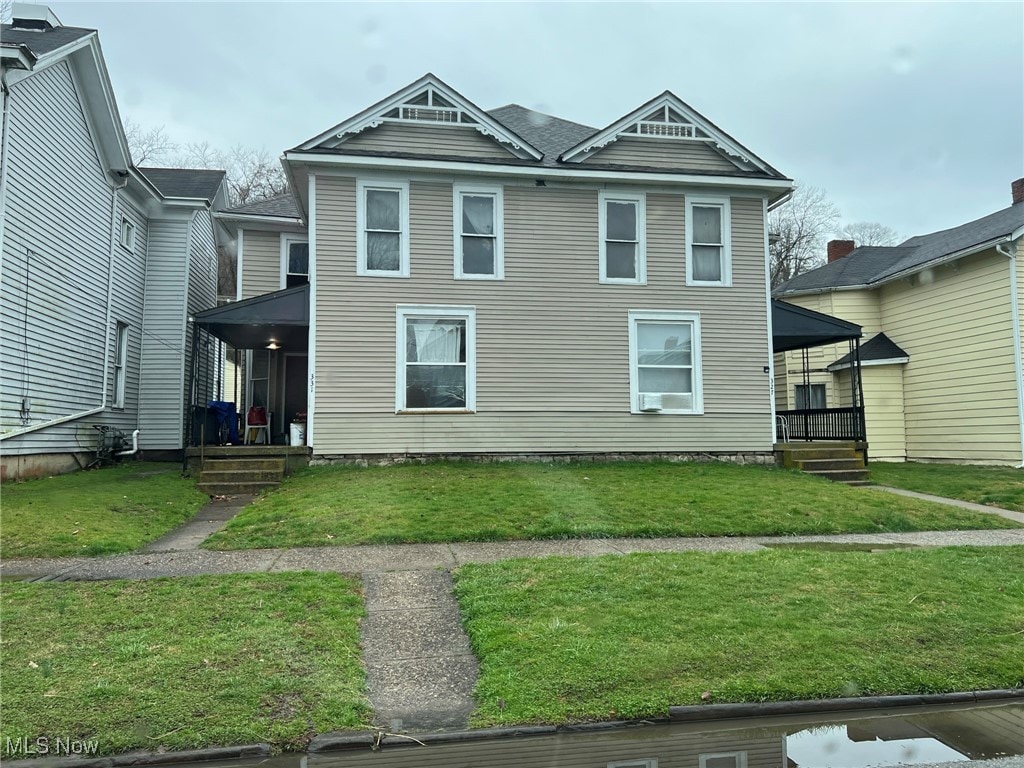 view of front of home featuring a front lawn