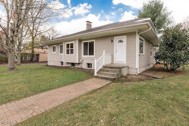 view of front of property featuring a front lawn