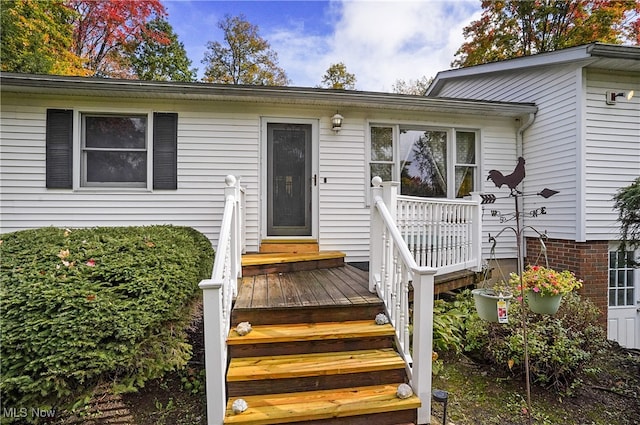 entrance to property featuring a wooden deck