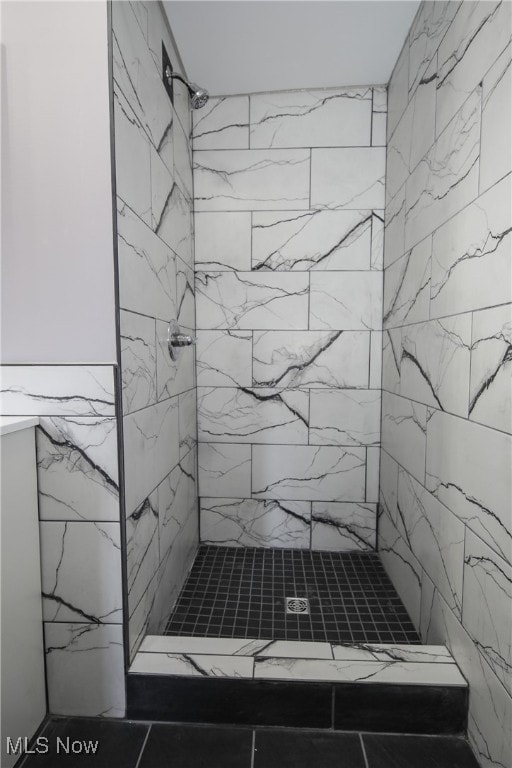 bathroom featuring a tile shower