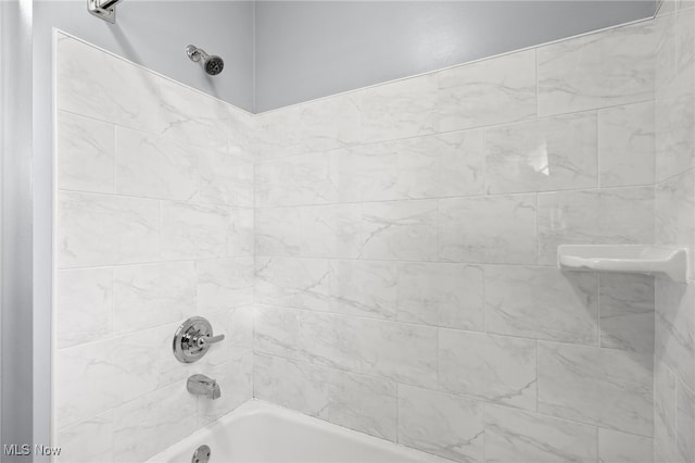 bathroom with tiled shower / bath