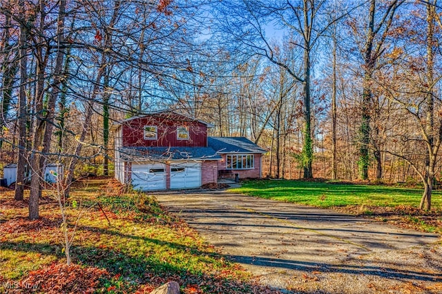 view of front of house featuring a garage and a front yard