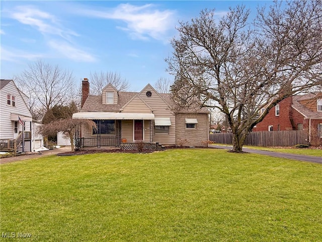 new england style home featuring a front lawn