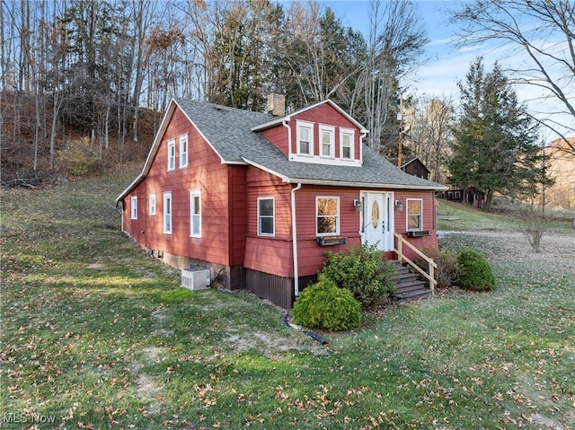 view of front of house featuring a front lawn