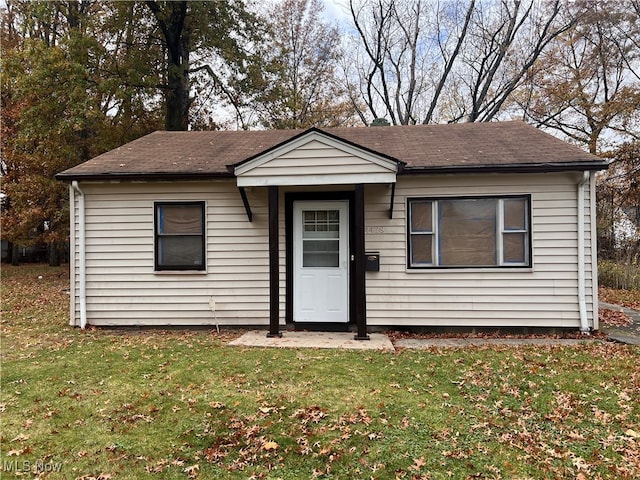 view of front of house featuring a front lawn