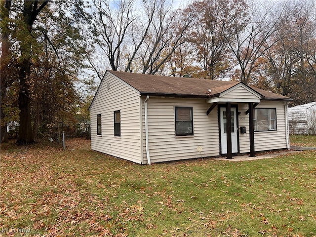 view of front facade featuring a front lawn