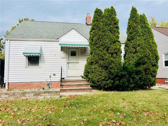 view of front of house featuring a front lawn