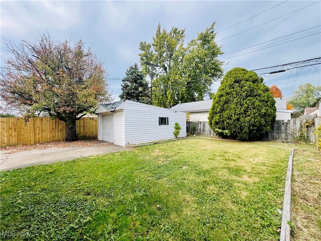 view of yard featuring an outbuilding