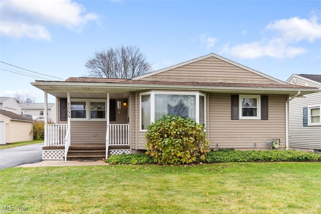 view of front of property featuring a front lawn and covered porch