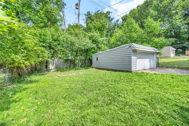 view of yard with an outdoor structure