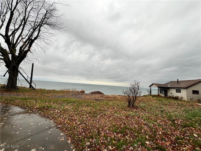 view of yard featuring a water view