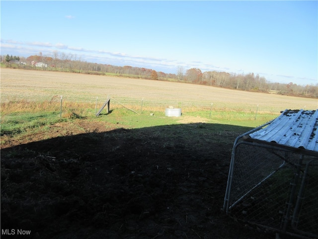 view of yard featuring a rural view