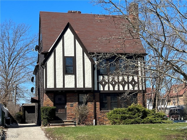 view of front facade featuring a front yard and a balcony