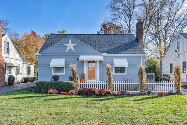 view of front of house featuring a front lawn