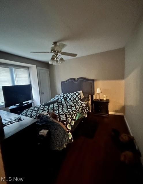 bedroom with ceiling fan