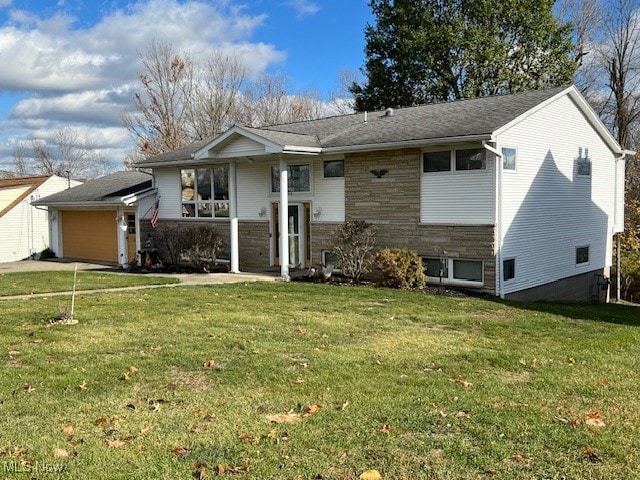 view of front of property featuring a garage and a front yard