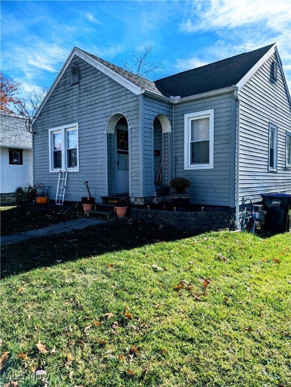 ranch-style house featuring a front yard