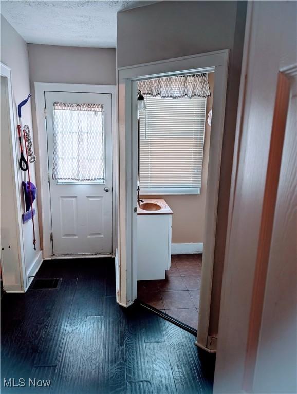 entryway with sink and a textured ceiling