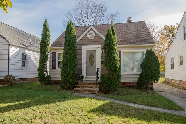 view of front facade featuring a front yard