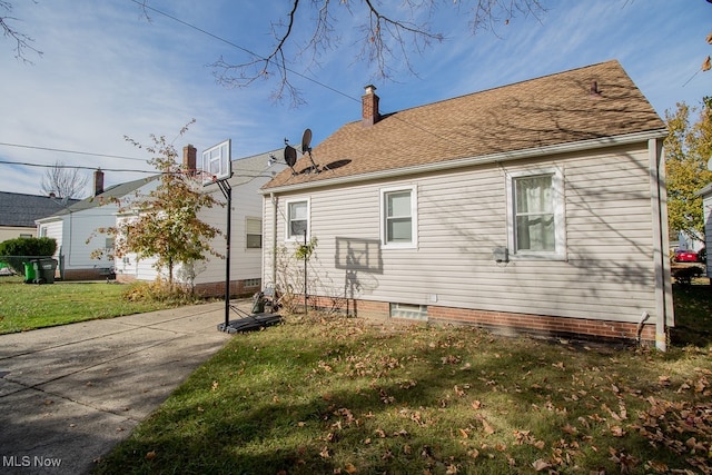 view of side of property featuring a lawn