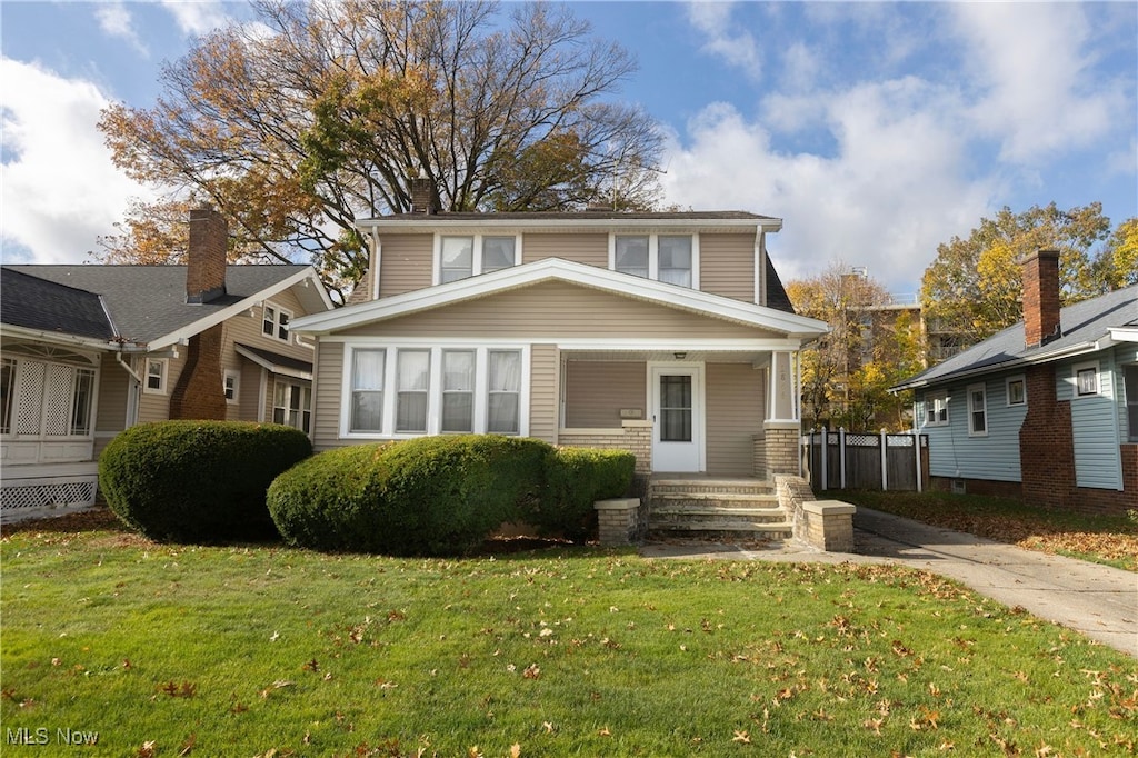 view of front of property featuring a front yard