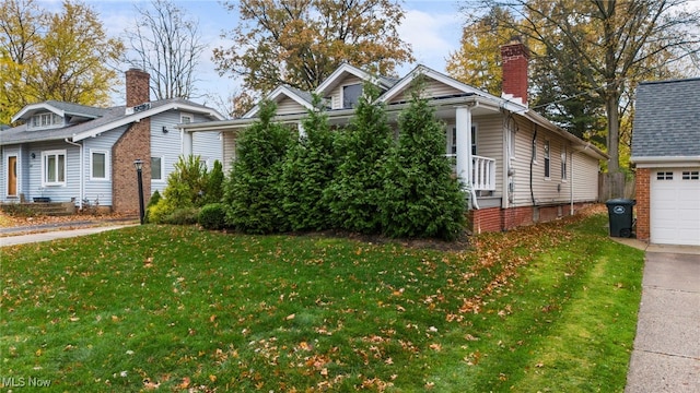 view of front of house with a front lawn