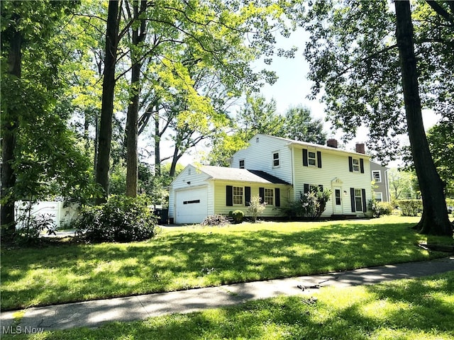 view of front facade featuring a front lawn and a garage