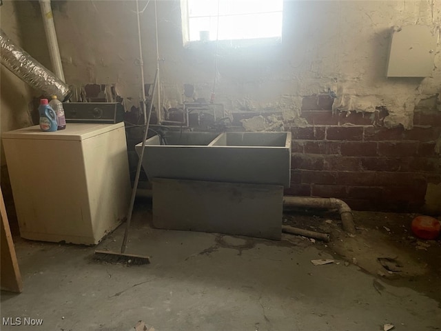 basement with washer / dryer