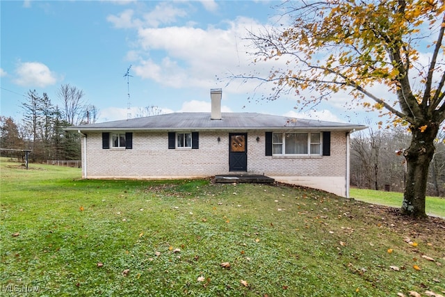 single story home with a front lawn