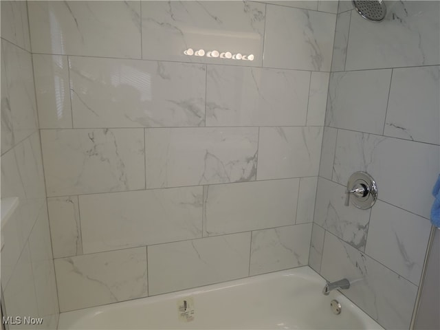 bathroom with tiled shower / bath combo