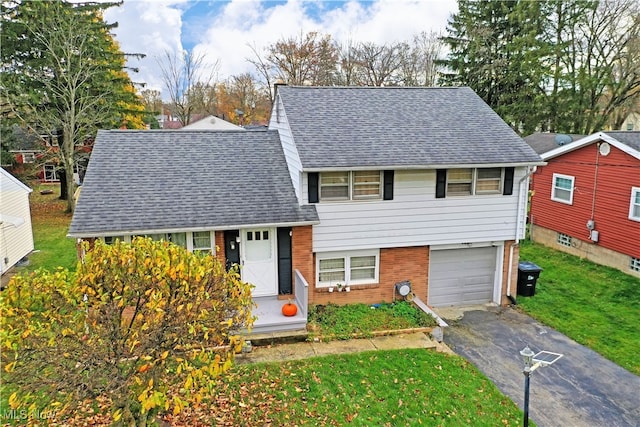 view of front facade featuring a garage and a front yard