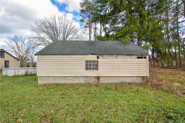 view of side of property featuring a lawn