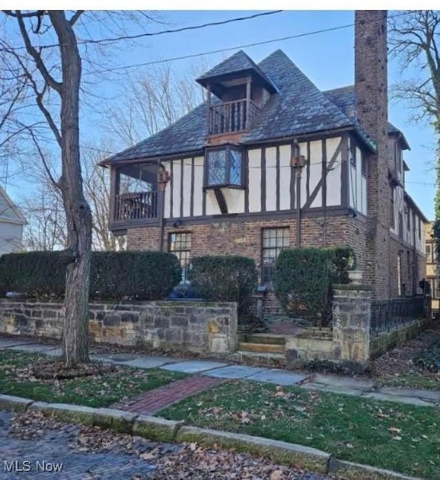 view of front of home featuring a balcony