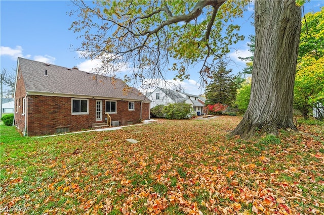 back of house featuring a lawn