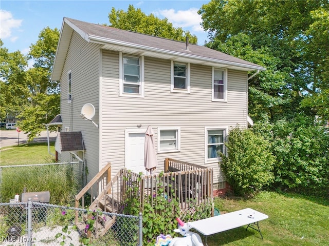 view of front of house with a front lawn