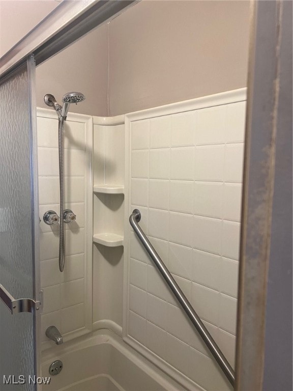 bathroom with tiled shower / bath combo