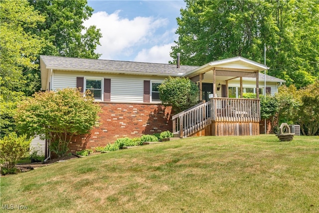 view of front of home featuring a front lawn