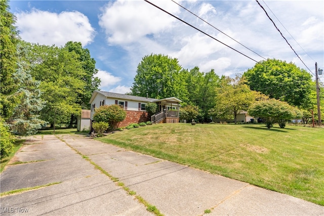 view of front of property featuring a front yard