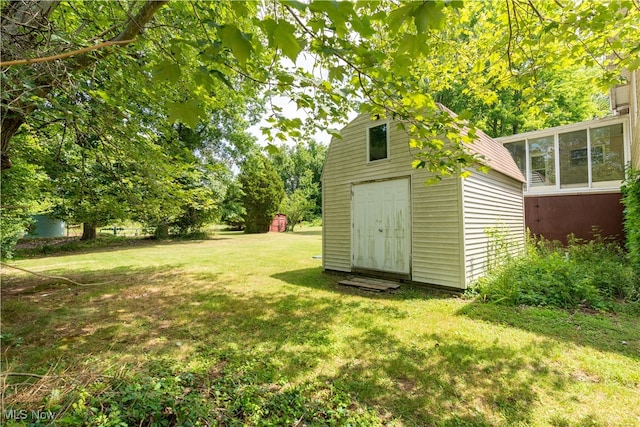 view of yard featuring a shed