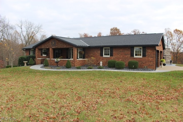 ranch-style home featuring a front lawn