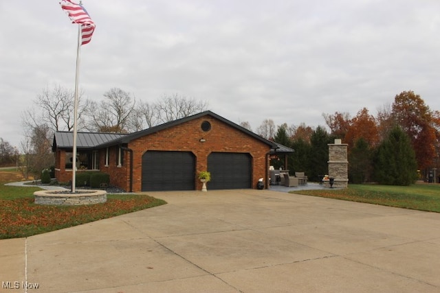 view of front facade featuring a garage and a front yard