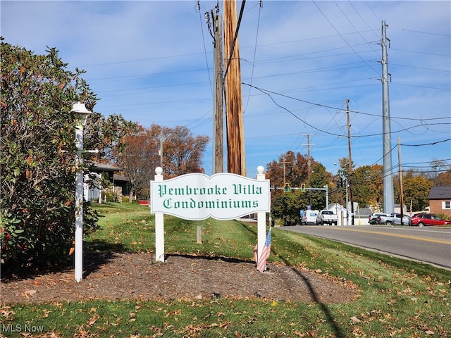 community / neighborhood sign featuring a lawn