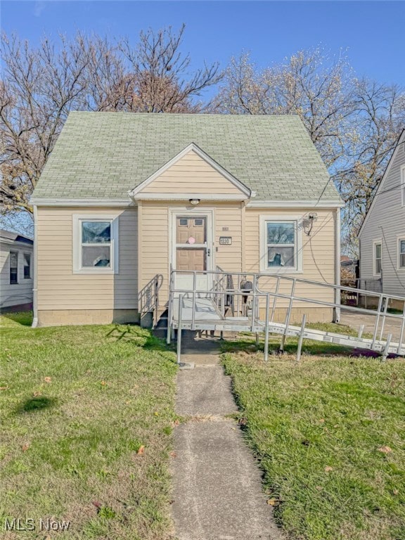 bungalow-style home featuring a front lawn