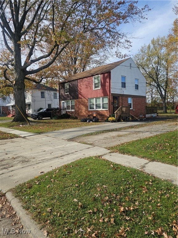 view of front of home featuring a front yard