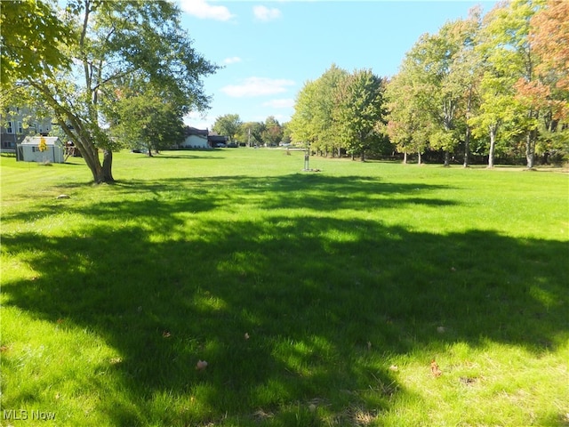 7596 W 130th St, Middleburg Heights, OH 44130 - view of yard