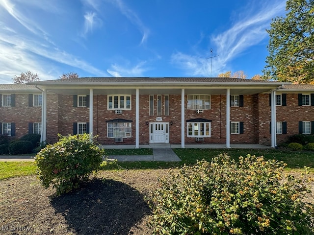 townhome / multi-family property with a front yard and central AC